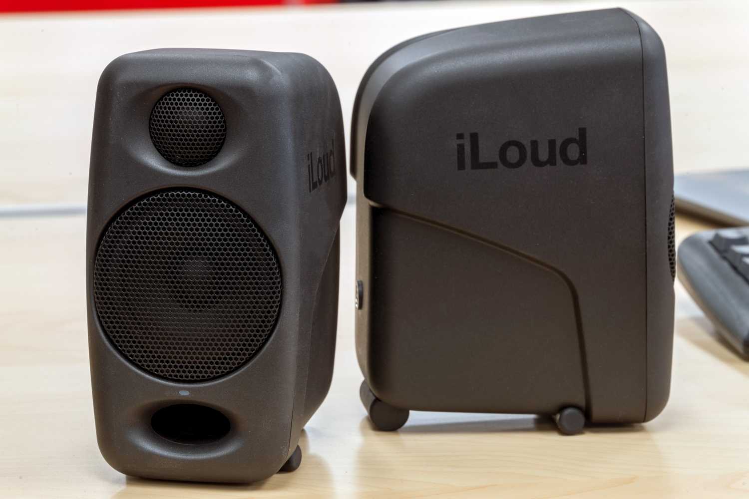 В IK Multimedia постарались, выпустив портативные колонки iLoud Micro Monitor Это легкие, многофункциональные колонки с детальным звуком,