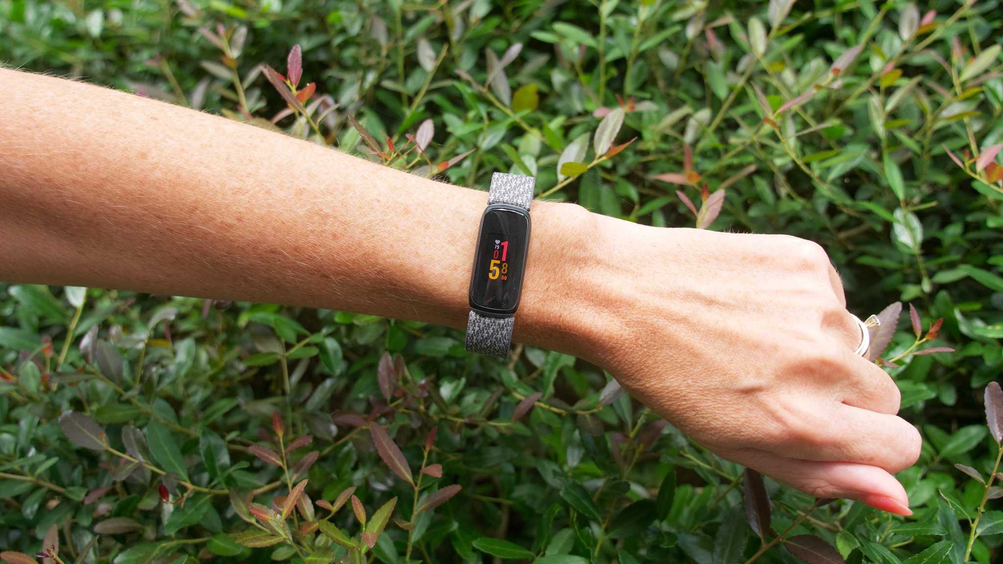 Обзор фитнес-трекера fitbit charge 5: выглядит лучше, делает меньше и стоит дорого | мир игр новости