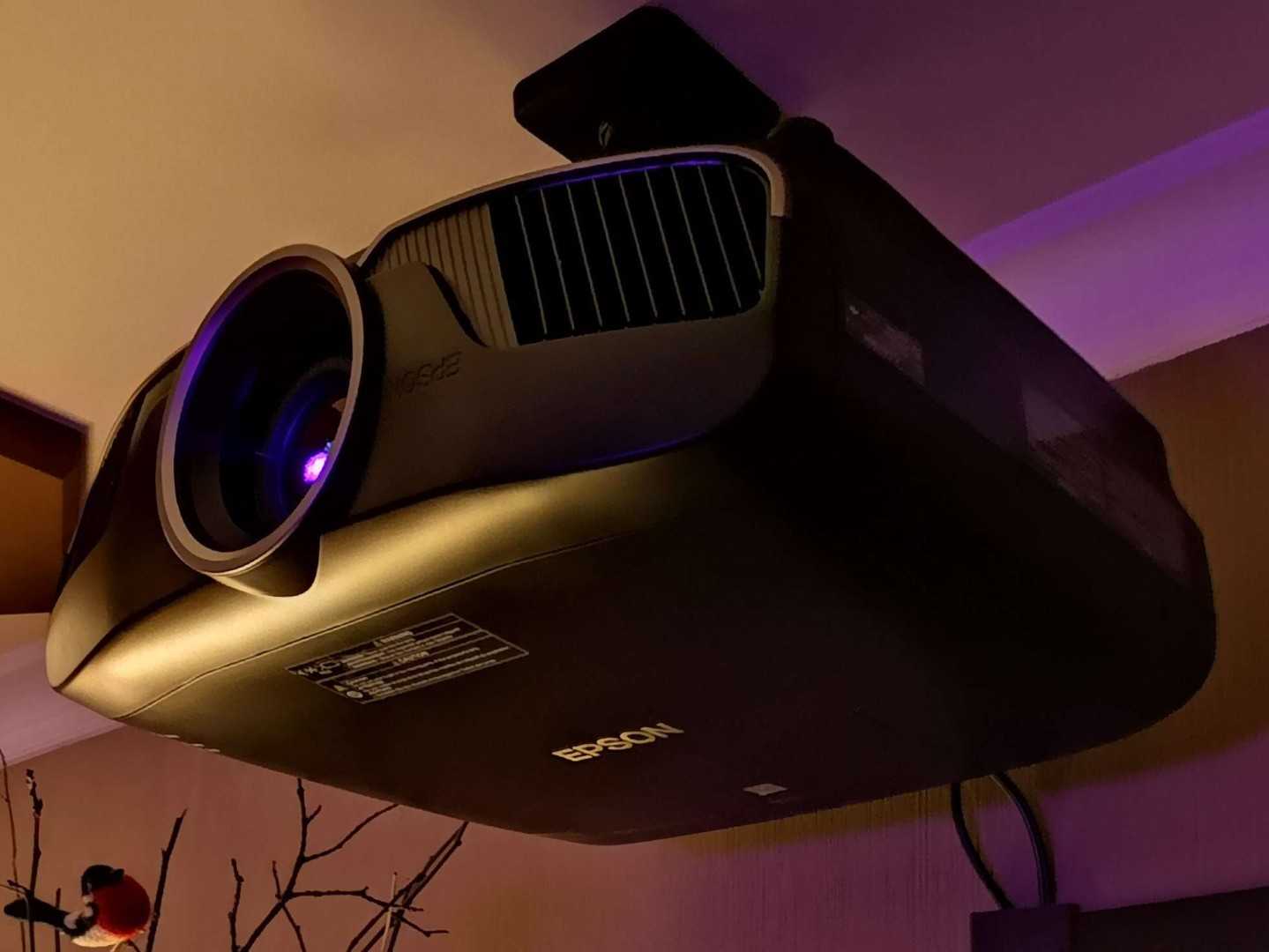 Epson EH-TW9400 – домашний кинопроектор с поддержкой 4K и HDR У него 2600 люменов яркости и фильтр с широким цветовым диапазоном,