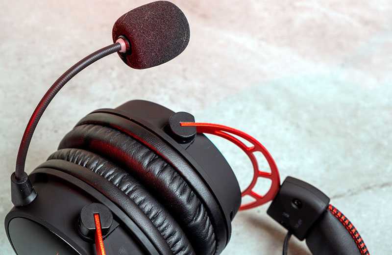 Говоря Logitech G PRO X, нельзя избежать сравнений с игровыми наушниками HyperX Производитель использовал кабель и внешнюю звуковую карту,