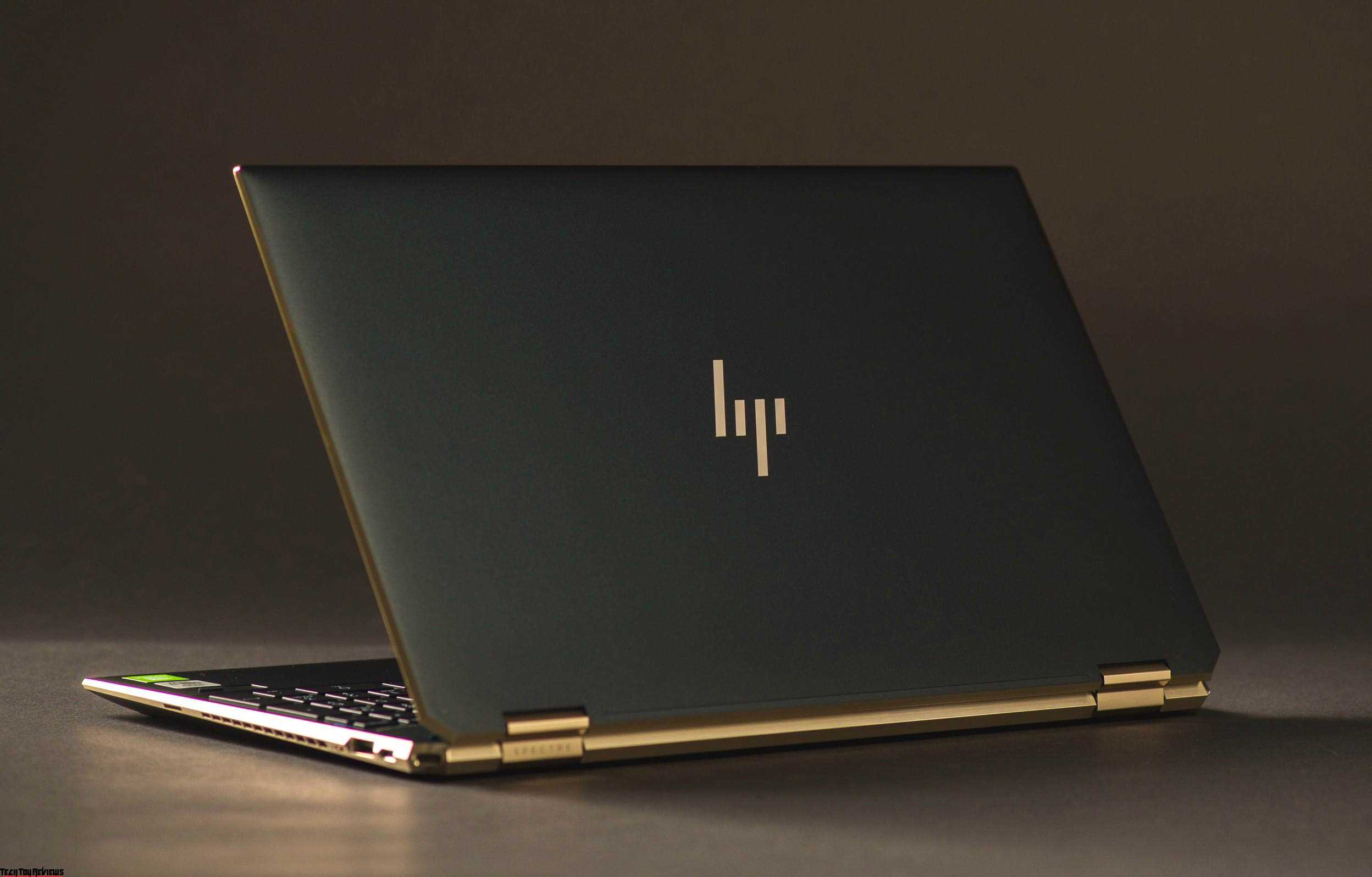 HP Spectre x360 15 с 15,6-дюймовым 4K-экраном, 4-ядерным процессором Intel Core i7-7500U, 16 ГБ ОЗУ, SSD 512 ТБ и видеокартой Nvidia 940MX