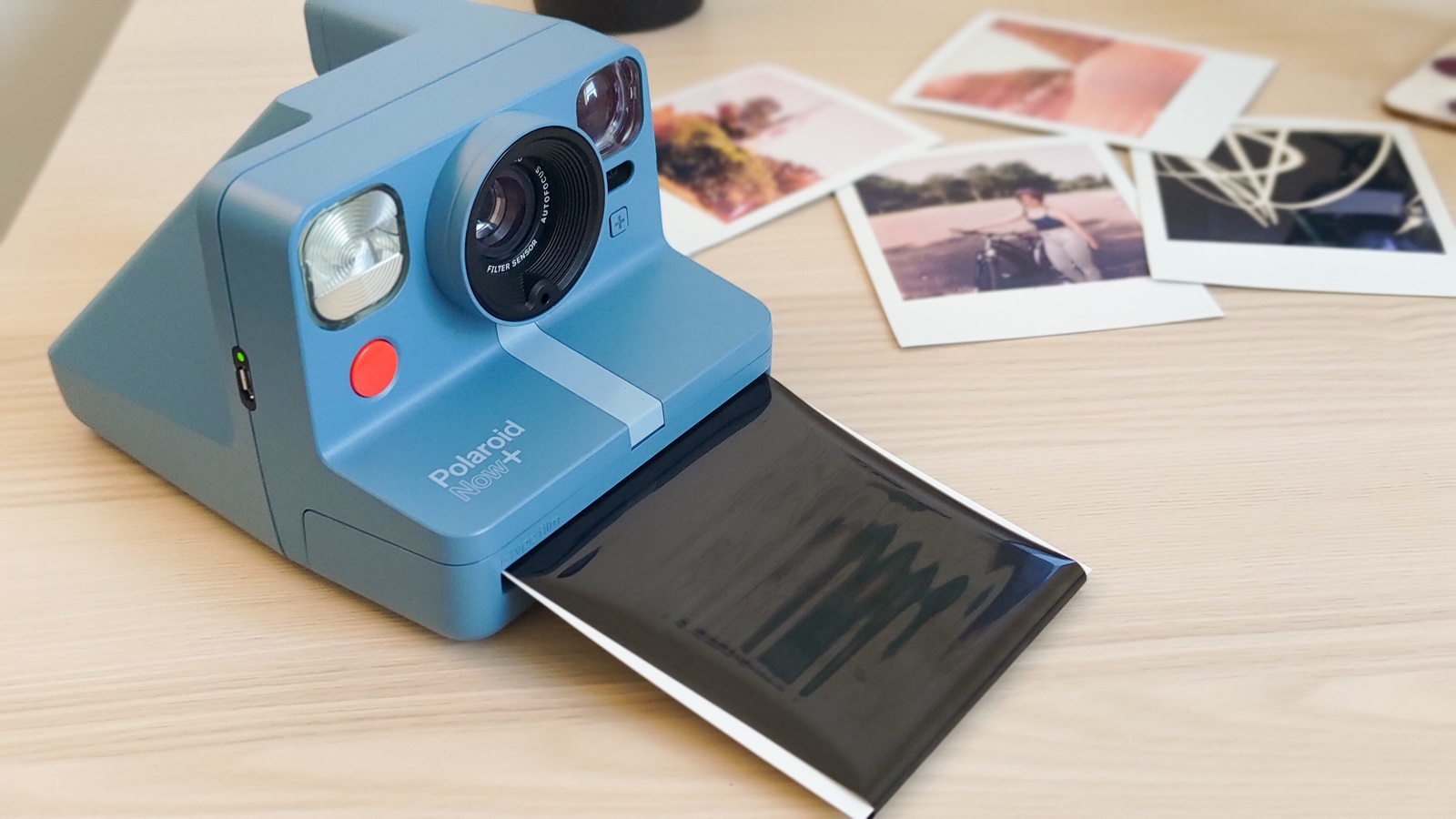 Недавно вышла камера мгновенной печати Polaroid Now с притягательным ретродизайном и современными функциями съёмки, она и попа ко мне на тест