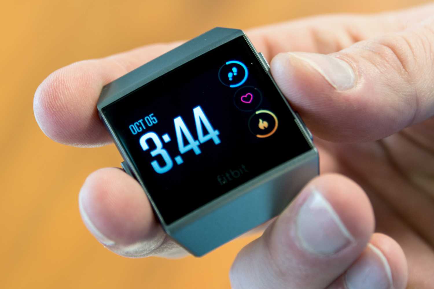 Обзор fitbit ionic: gps-часы fitbit теперь стоят всего £ 194 - ces 2023